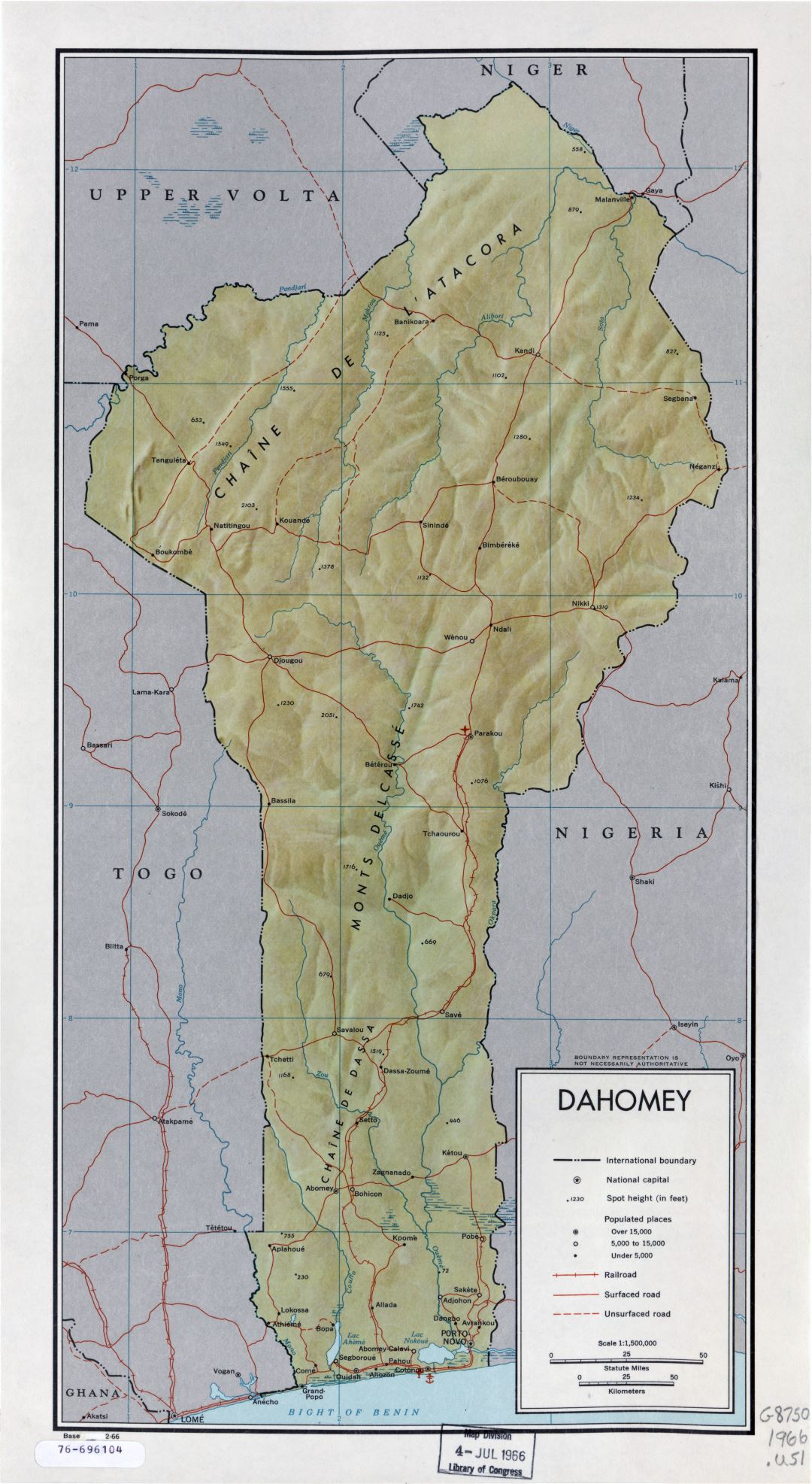 Крупномасштабная политическая карта Бенина с рельефом, дорогами, железными дорогами, крупными городами, морскими портами и аэропортами - 1966