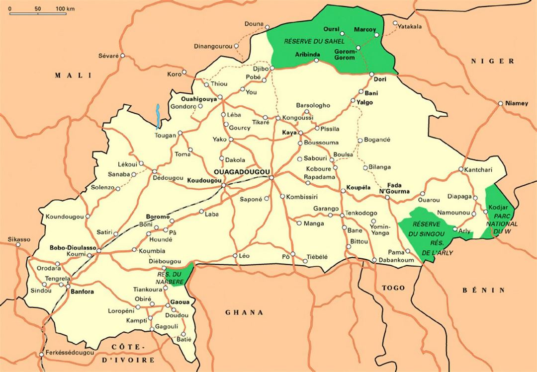 Большая карта национальных парков Буркина-Фасо с дорогами и крупными городами
