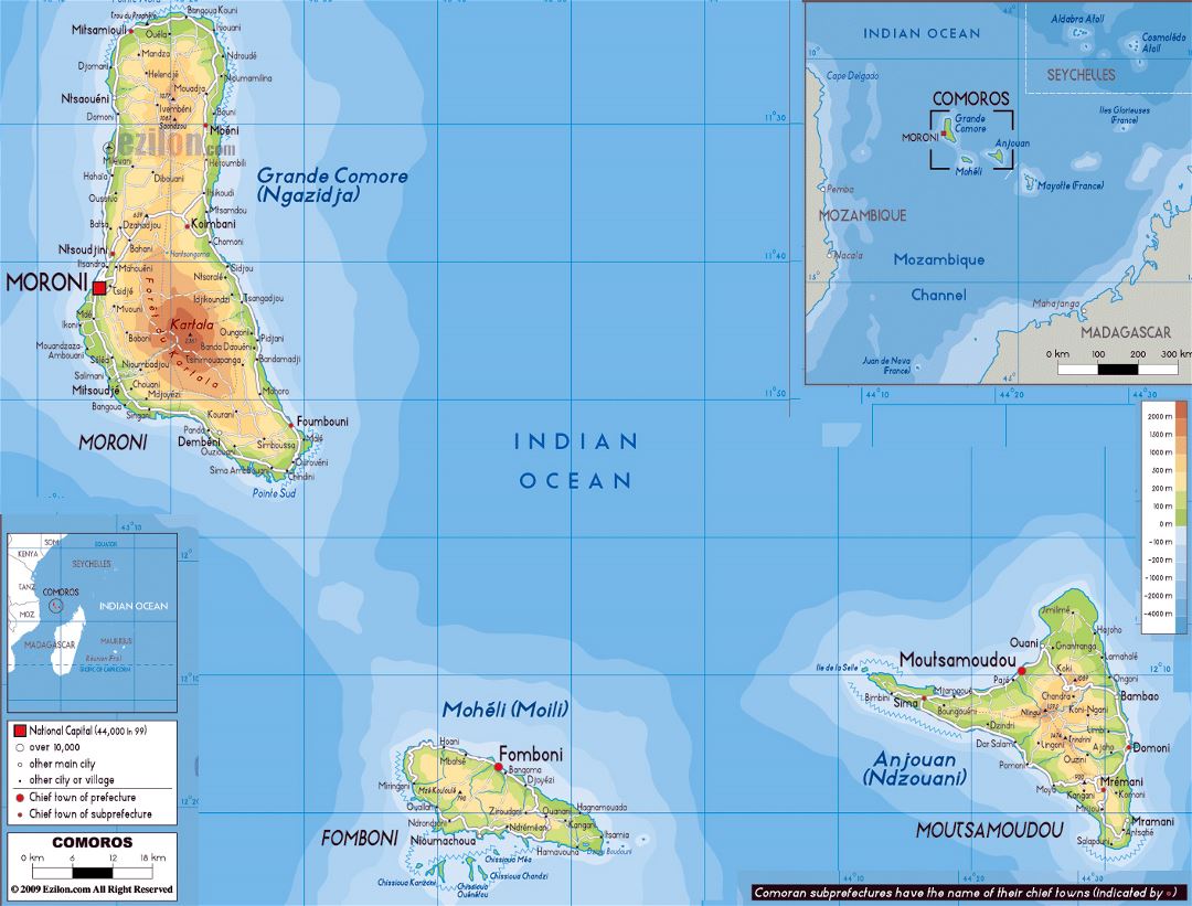 Большая физическая карта Коморских островов с дорогами, городами и аэропортами