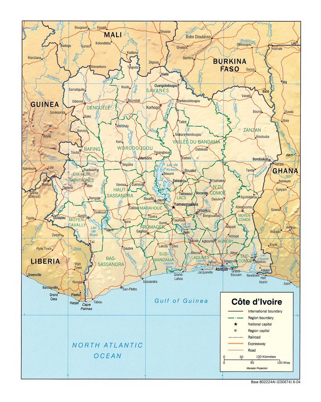 Детальная политическая и административная карта Кот-д'Ивуара с рельефом, дорогами, железными дорогами и крупными городами - 2004