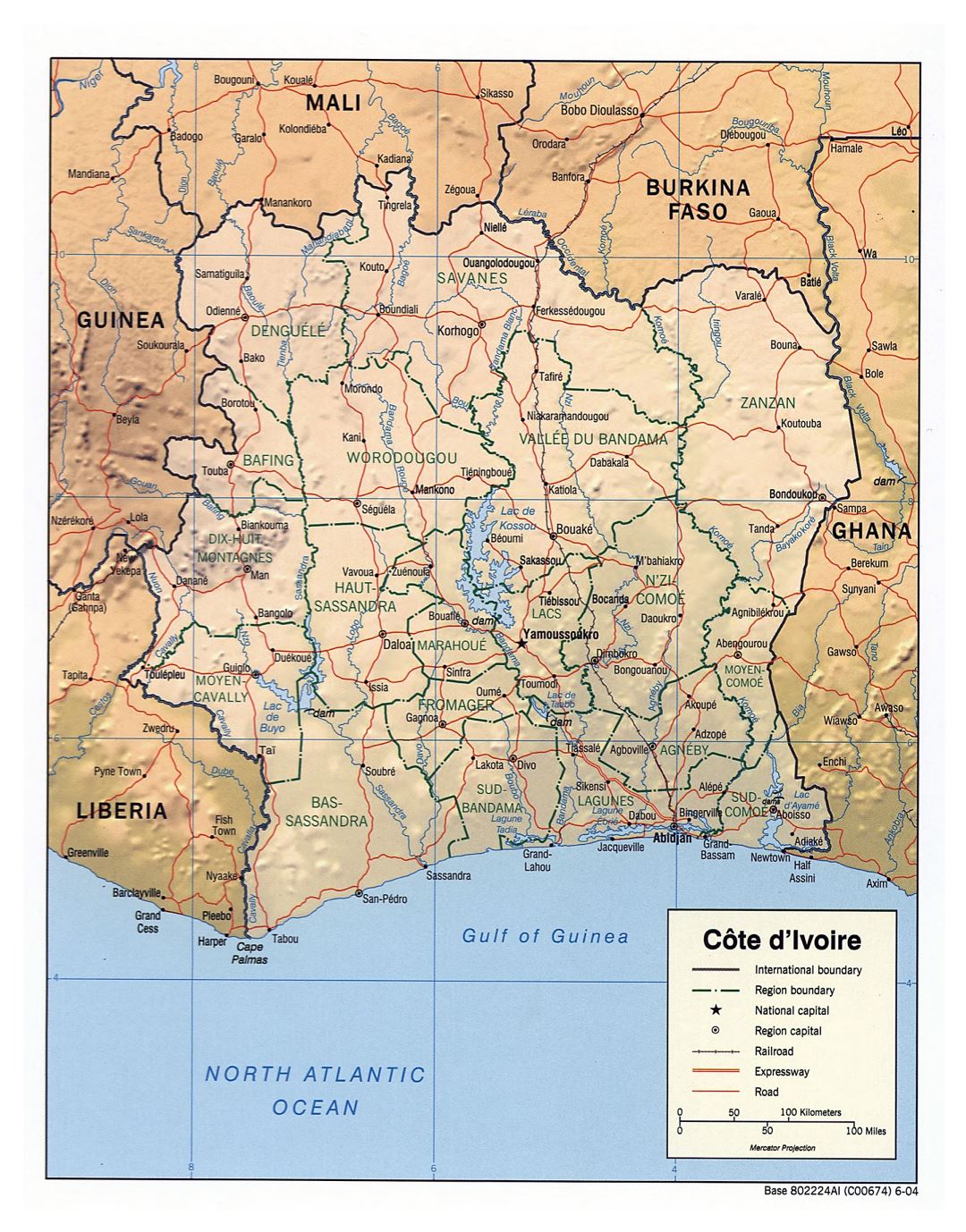 Крупномасштабная политическая и административная карта Кот-д'Ивуара с рельефом, дорогами, железными дорогами и крупными городами - 2004