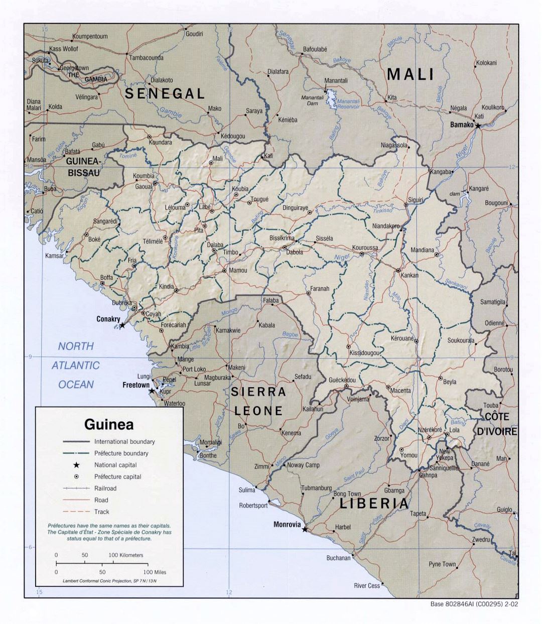 Детальная политическая и административная карта Гвинеи с рельефом, дорогами, железными дорогами и крупными городами - 2002