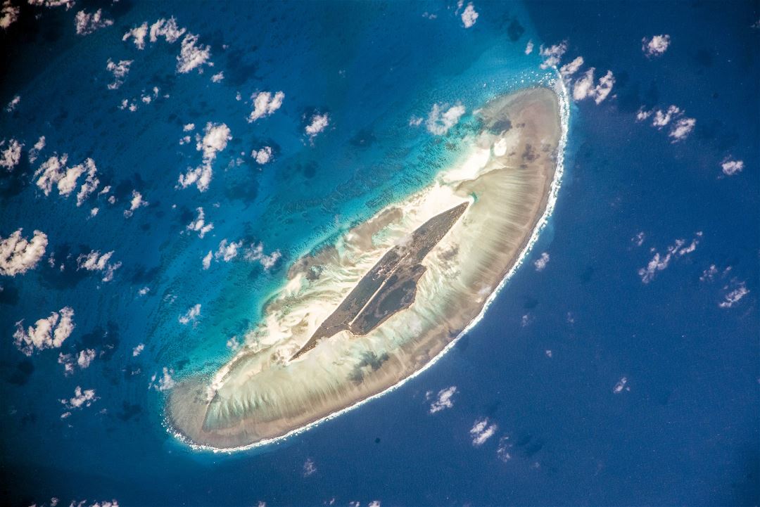 Большое детальное аэро - фото острова Жуан-ди-Нова