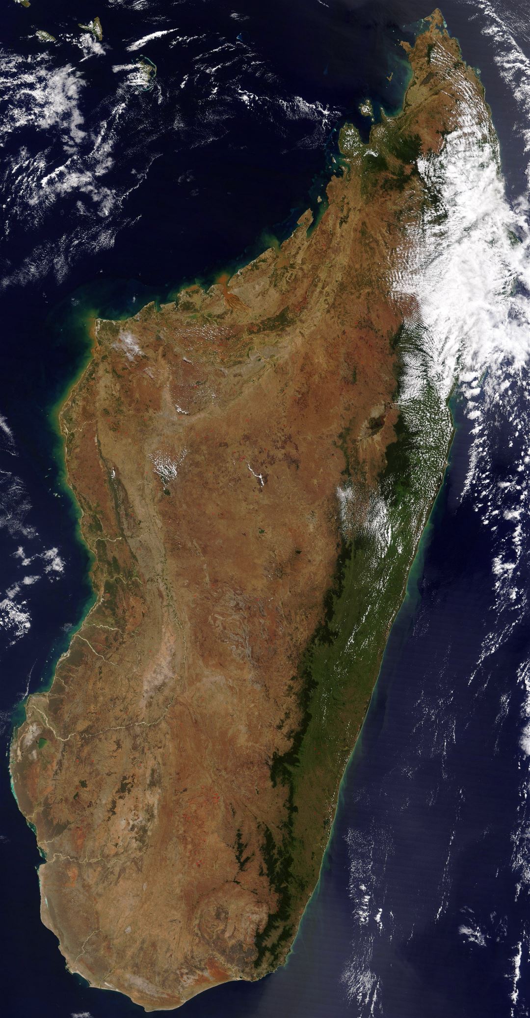 Большая детальная спутниковая карта Мадагаскара