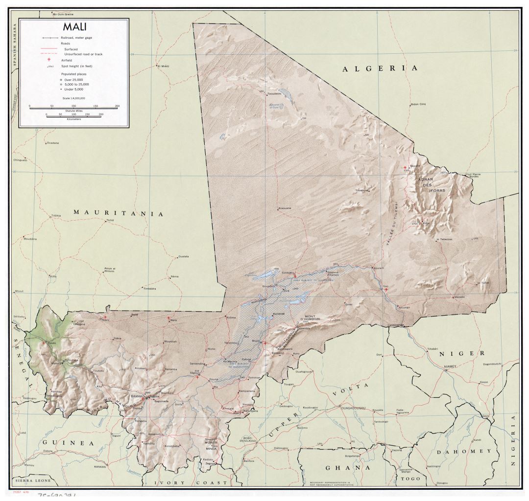 Большая детальная политическая карта Мали с рельефом, дорогами, железными дорогами, городами и аэропортами - 1970