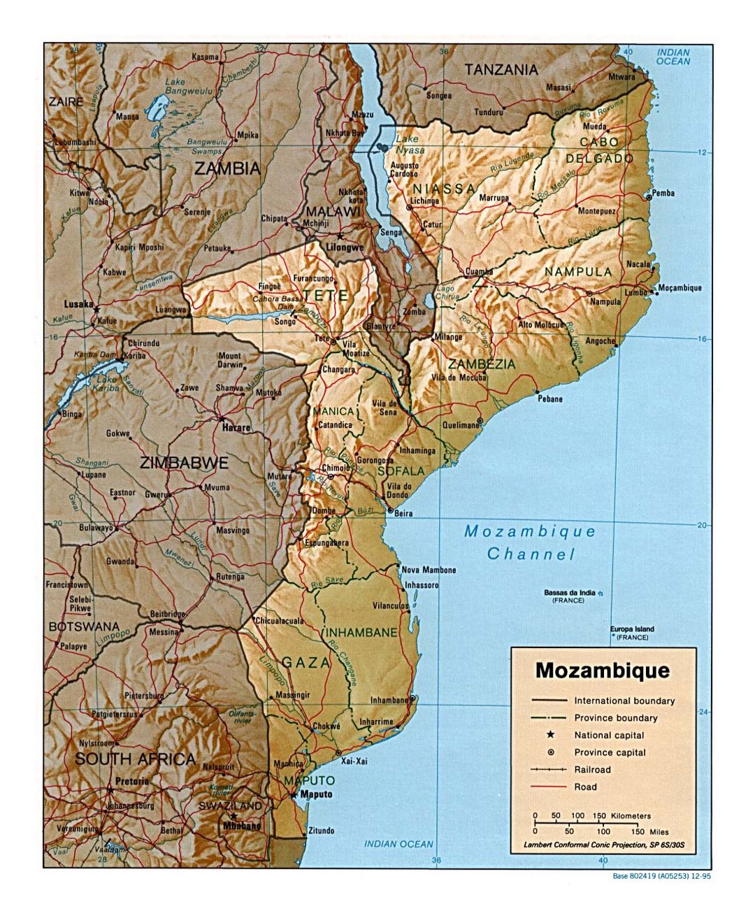 Детальная политическая и административная карта Мозамбика с рельефом, дорогами, железными дорогами и крупными городами - 1995