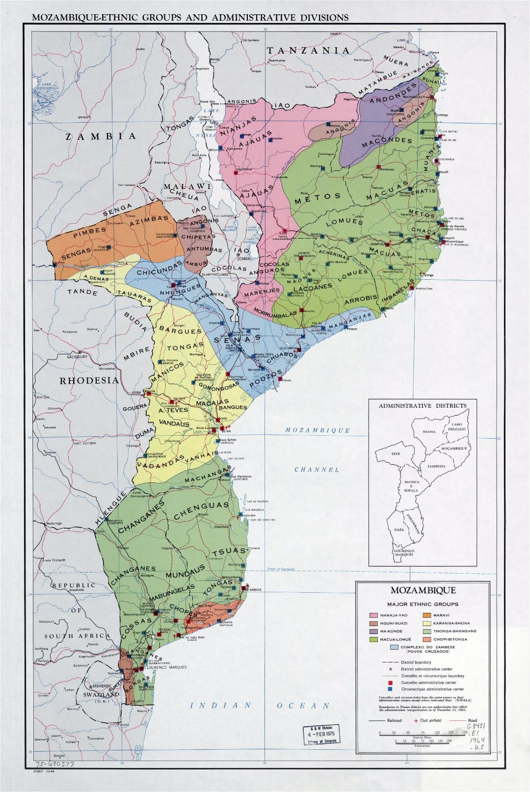 Большая детальная карта Мозамбик-Этнических групп и административных делений - 1964