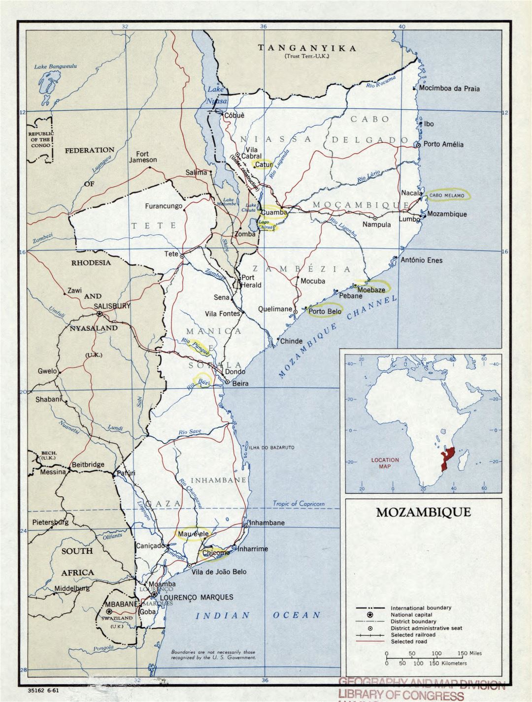 Большая детальная политическая и административная карта Мозамбика с дорогами, железными дорогами и крупными городами - 1961
