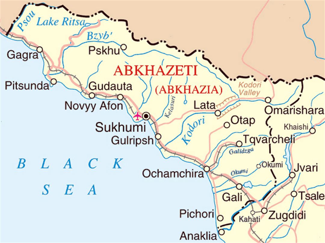 Малая карта Абхазии с дорогами, железными дорогами, городами и аэропортами