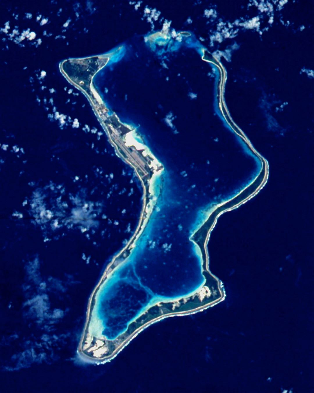 Детальная спутниковая карта острова Диего Гарсия
