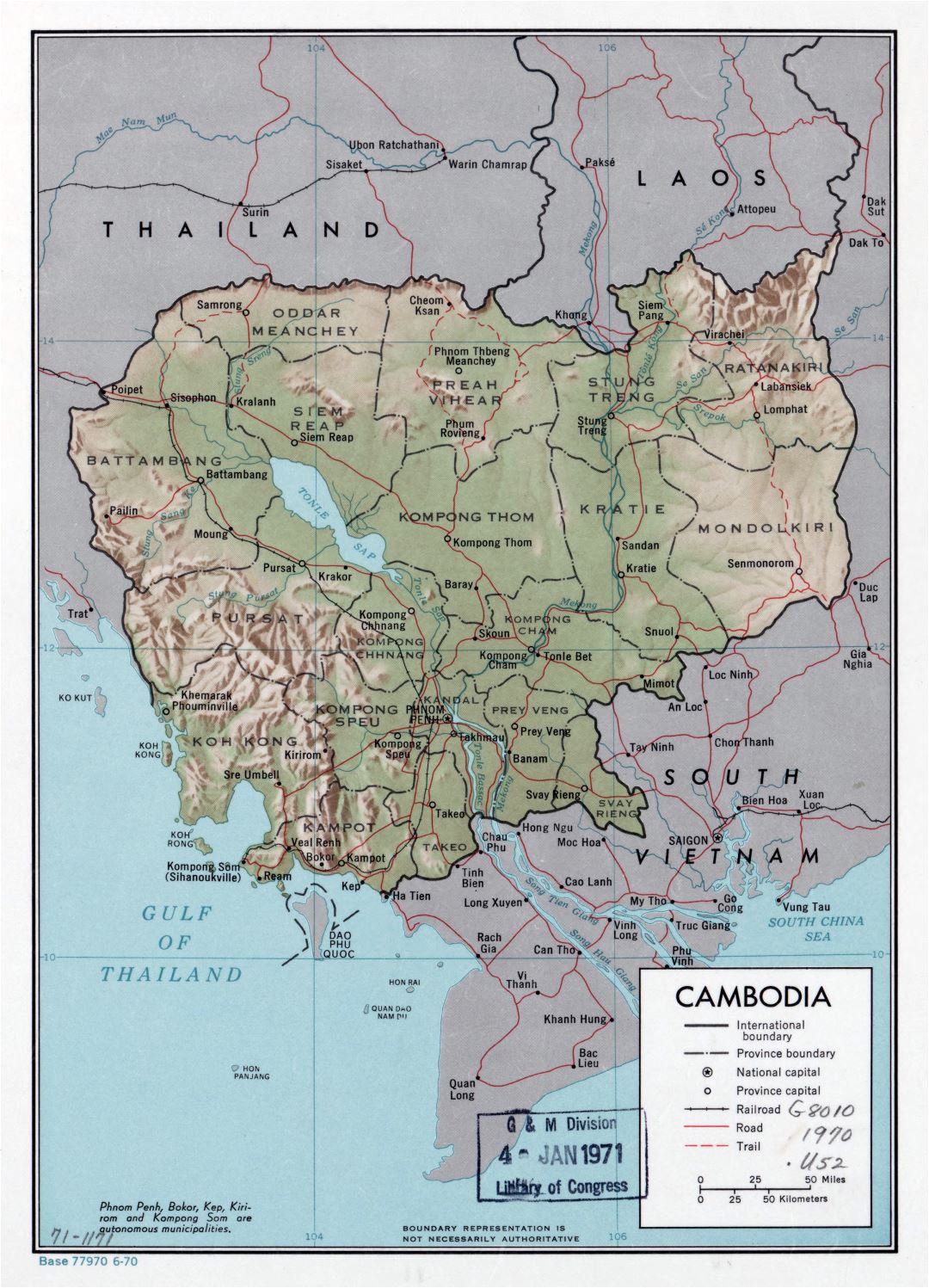 Большая детальная политическая и административная карта Камбоджи с рельефом, дорогами, железными дорогами и крупными городами - 1970