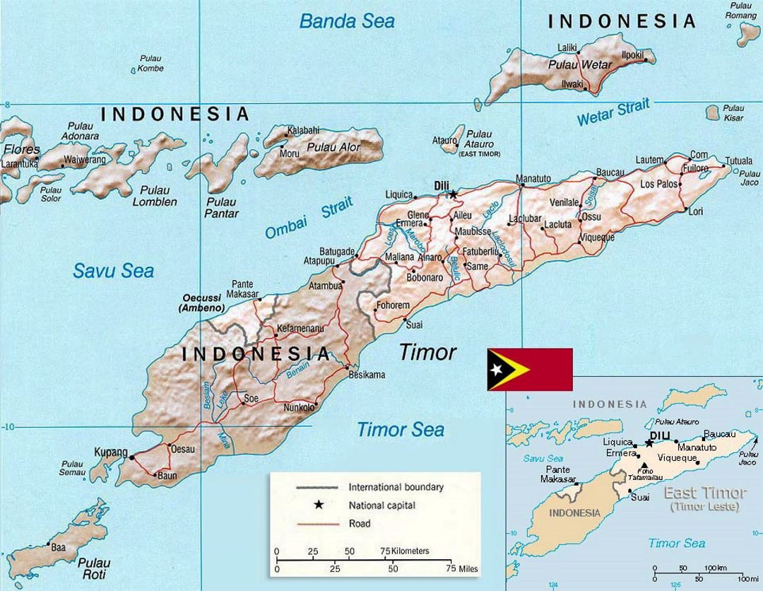 Детальная политическая карта Восточного Тимора с рельефом, дорогами, крупными городами и флагом