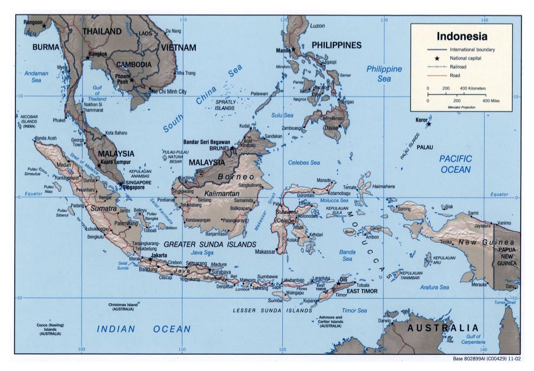 Большая детальная политическая карта Индонезии с рельефом, дорогами, железными дорогами и крупными городами - 2002