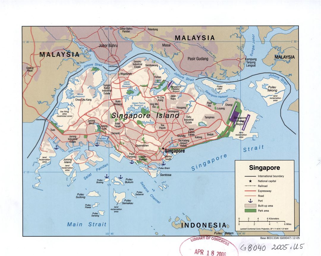 Большая детальная политическая карта Сингапура с рельефом, дорогами, железными дорогами, аэропортами, морскими портами и другими пометками - 2005