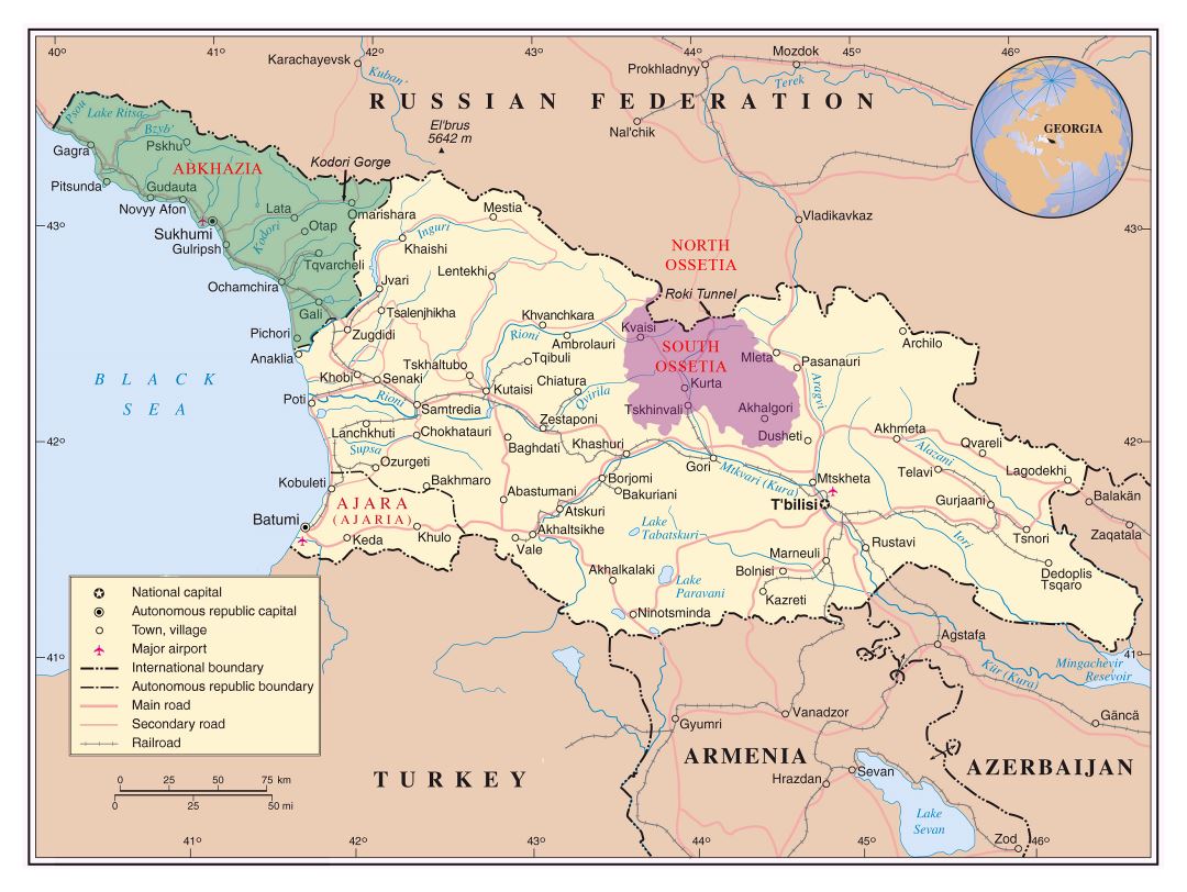 Большая детальная политическая карта Грузии с Абхазией и Южной Осетией с дорогами, железными дорогами, городами и аэропортами
