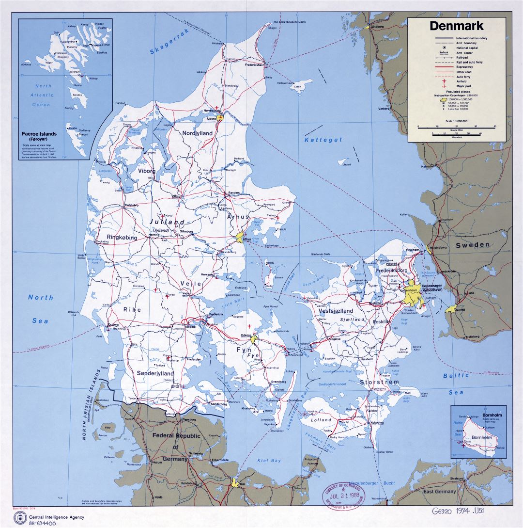 Крупномасштабная политическая и административная карта Дании с дорогами, железными дорогами, аэропортами, портами и городами - 1974