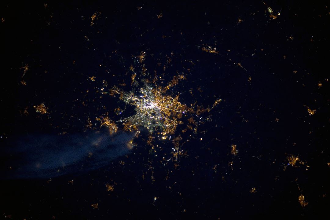 Большой детальный спутниковый снимок Берлина и прилегающих районов в ночное время