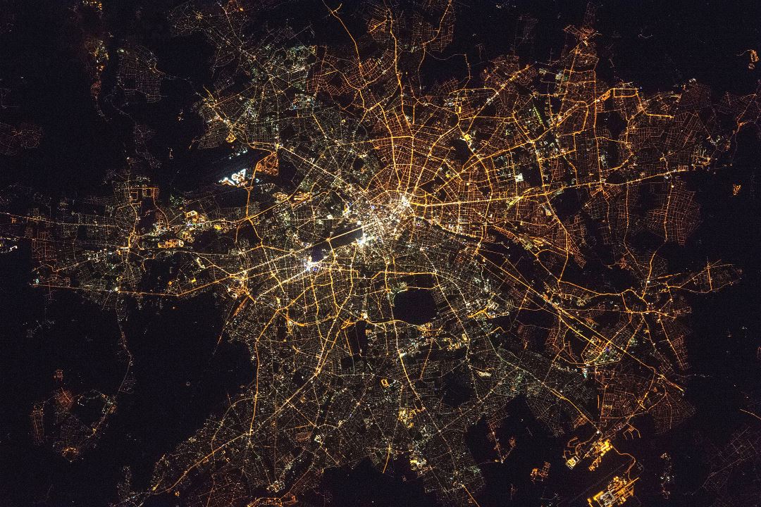 Большой детальный спутниковый снимок Берлина ночью