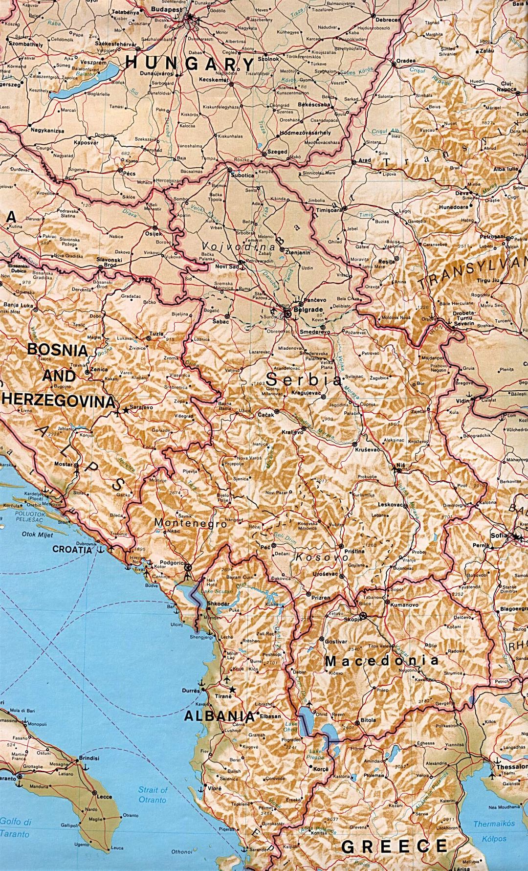 Большая политическая карта Сербии и Македонии с рельефом, дорогами, городами и аэропортами