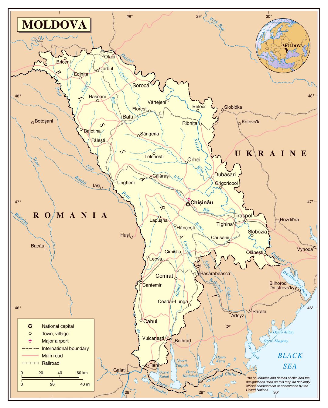 Большая детальная политическая карта Молдовы с дорогами, железными дорогами, крупными городами и аэропортами