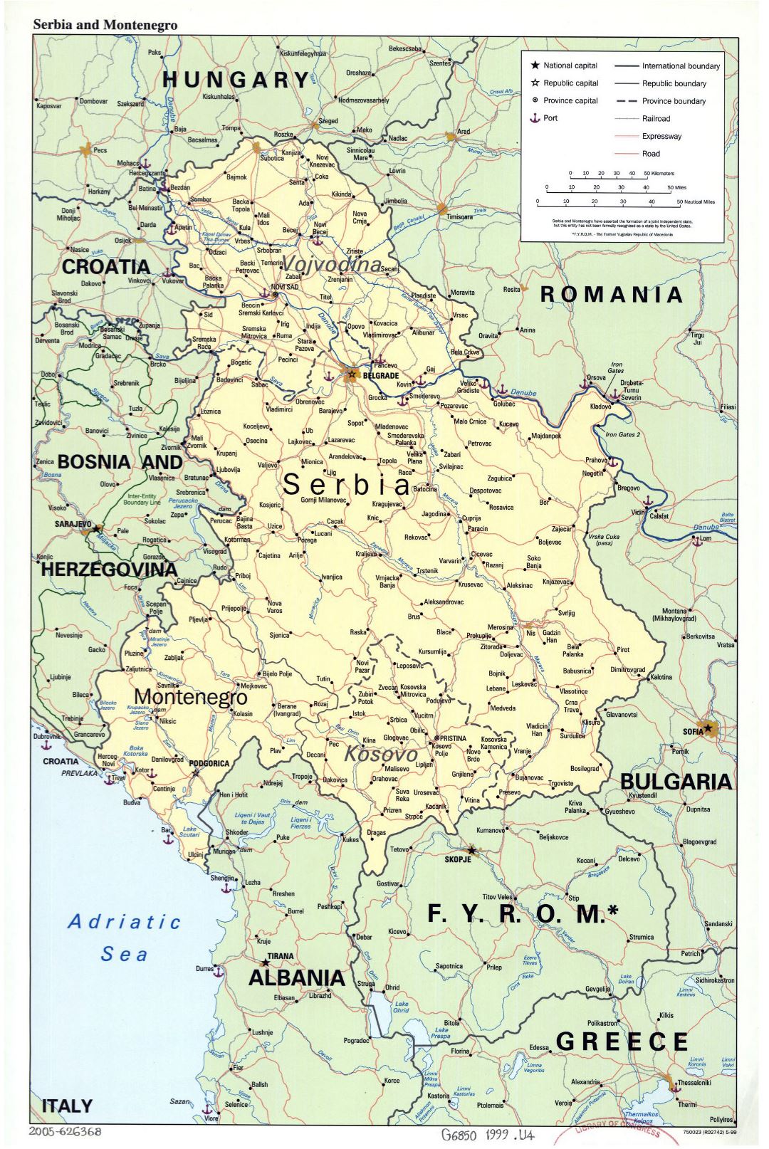 Большая политическая карта Сербии и Черногории с дорогами, железными дорогами, крупными городами и другими пометками - 1999