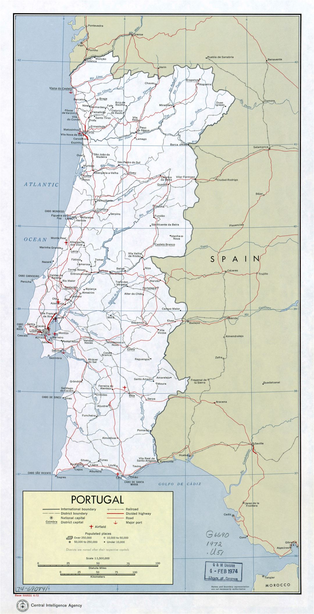 Большая детальная политическая и административная карта Португалии с дорогами, железными дорогами, крупными городами, аэропортами и портами - 1972