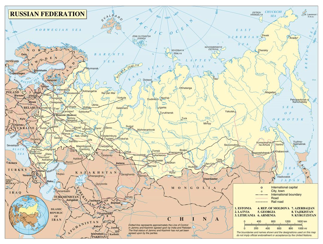 Большая политическая карта России с дорогами, железными дорогами и крупными городами