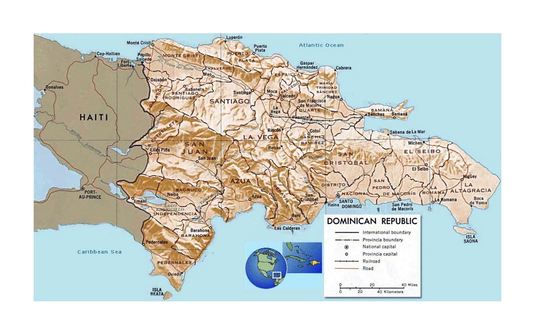 Детальная политическая и административная карта Доминиканской Республики с рельефом, дорогами, железными дорогами и крупными городами