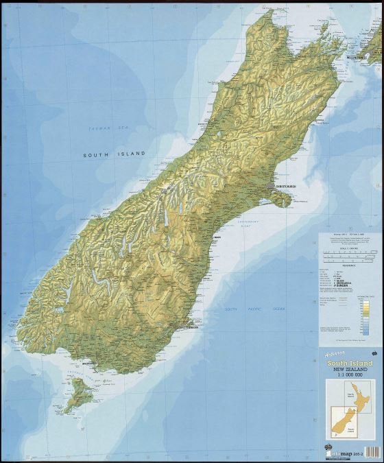 Крупномасштабная карта Южного острова, Новая Зеландия с рельефом, пометками всех городов, дорогами, железными дорогами и другими пометками